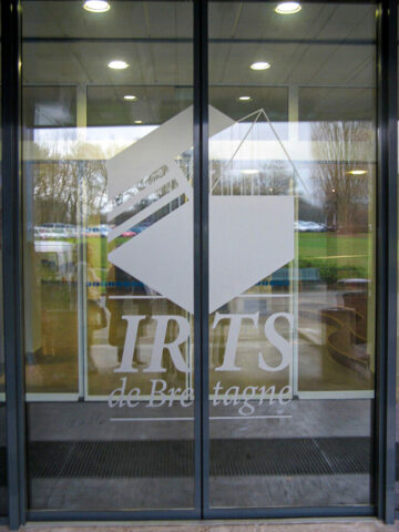 Logo en adhésif dépoli