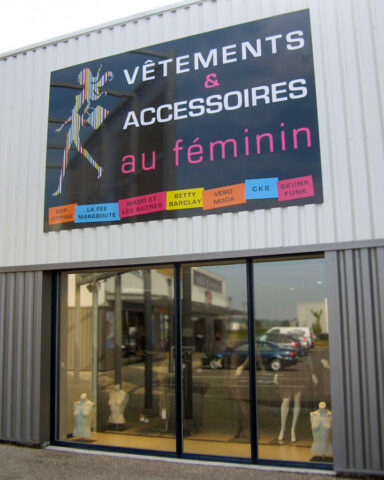 Panneau en aluminium composite avec décor adhésif