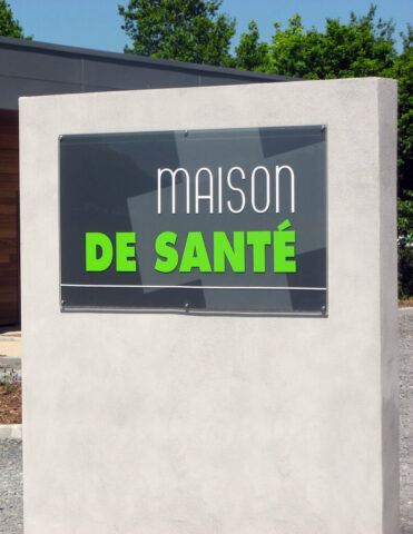 Panneau en plexiglass avec décor en adhésif