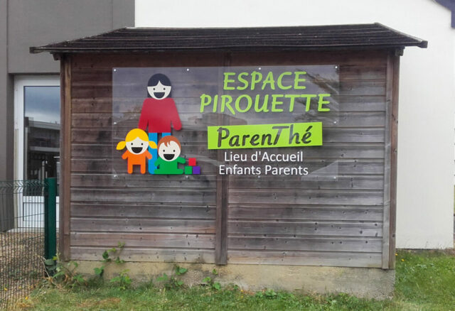 Panneau en plexiglass avec décor en adhésif