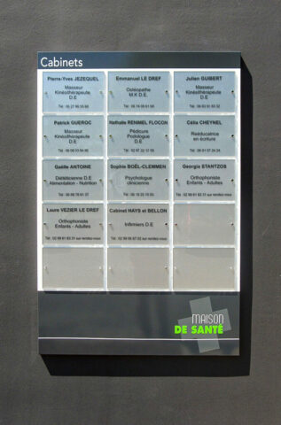 Totem mural pour plaques professionnelles