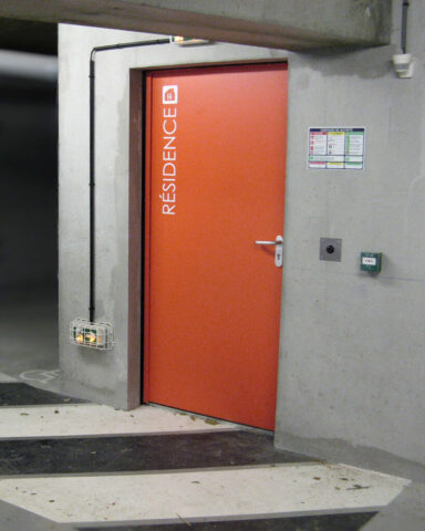 Adhésif sur porte