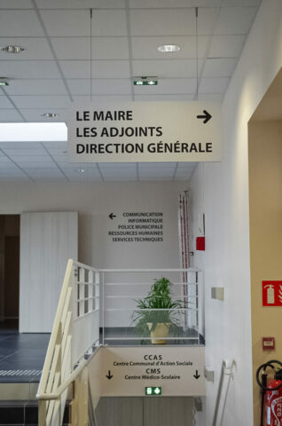 Panneau suspendu en alu anodisé et adhésifs sur murs