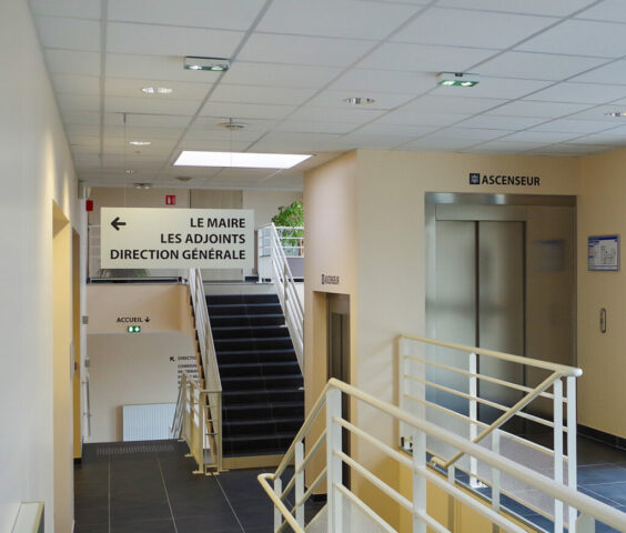 Adhésifs sur murs et panneau suspendu en alu anodisé