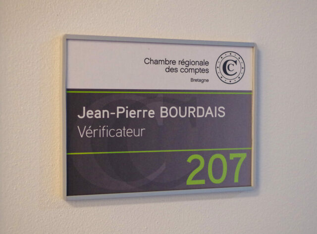 Plaques de porte avec faces amovibles