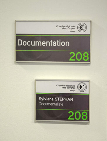 Plaques de porte avec faces amovibles